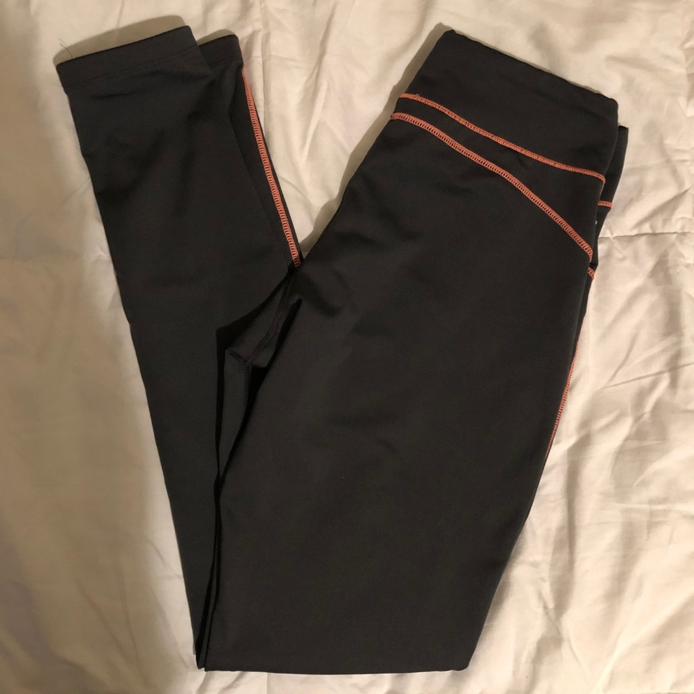 Gray leggings with peach seams
